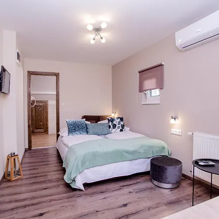 Harom A Kislany Panzio Πανσιόν 4*